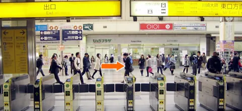 ①　改札口を出て、右(東口）にお進みください