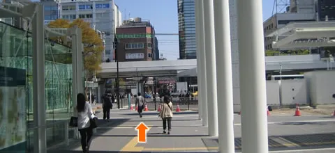 ④　屋根の下を直進してください