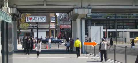 ⑤　高架下の信号を右に渡ってください01
