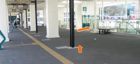⑥　右手の階段の脇を抜けたところがバス停です02