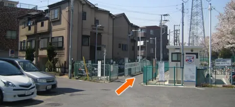 ①改札を出たら右斜めの駐輪場の間の道をお進み下さい