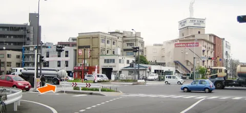 ⑥「市場駅入口」の信号を渡ってください