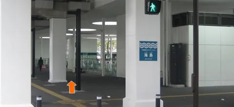 ⑥　右手の階段の脇を抜けたところがバス停です01
