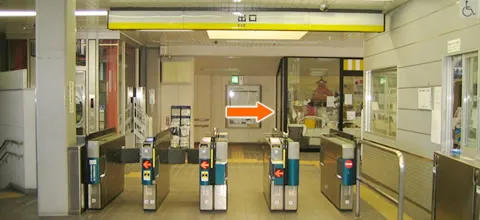 ①改札を出たら右にお進みください