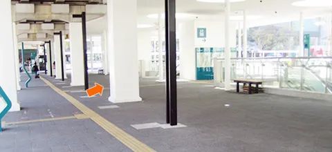 ⑤2つ目の信号を渡り、右手の階段の脇を抜けた所がバス停です02