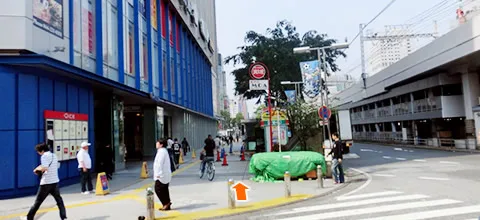 ②横断歩道を渡り直進してください02