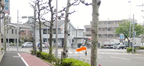 ⑦次の「ゴム通り三叉路」の信号を右折して＜ローソン＞さん方向へお進みください