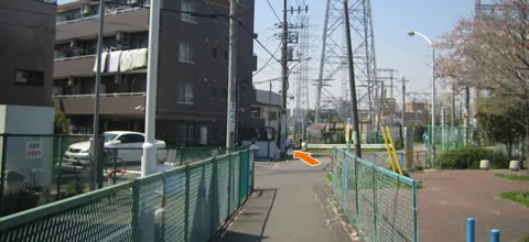 ②交差点にでたら、鉄塔の手前を左に曲がって下さい01