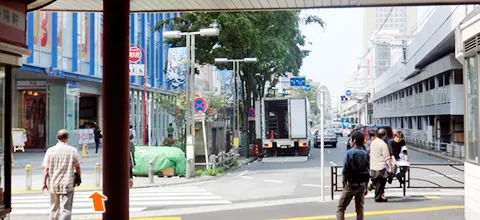 ②横断歩道を渡り直進してください01
