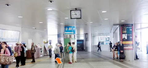 ①改札を出て、左手の券売機の先より外に出てください