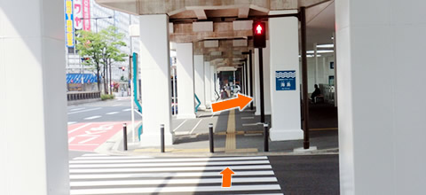 ⑤2つ目の信号を渡り、右手の階段の脇を抜けた所がバス停です01