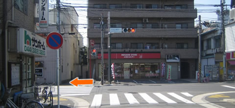 ⑥「二の辻・県立川崎高校入口」の信号を渡り左にお進み下さい