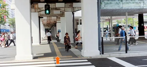 ④1つ目の信号を渡ります