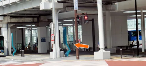 ③＜ダイス＞角の交差点を斜めに渡り、高架下を左にお進みください02