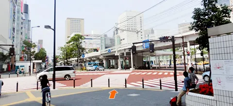 ③＜ダイス＞角の交差点を斜めに渡り、高架下を左にお進みください01