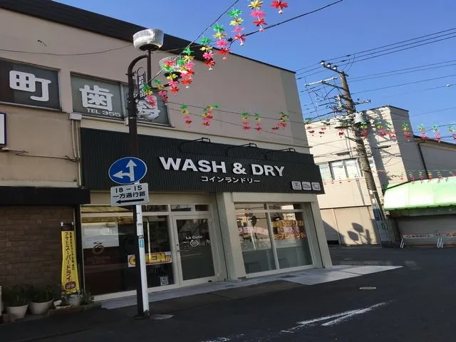 ⑨この2つ目の角の<WASH&DRY コインランドリー>さんを左に曲がると