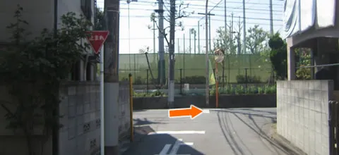 ③突き当りを右にお進み下さい