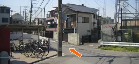 ②交差点にでたら、鉄塔の手前を左に曲がって下さい02